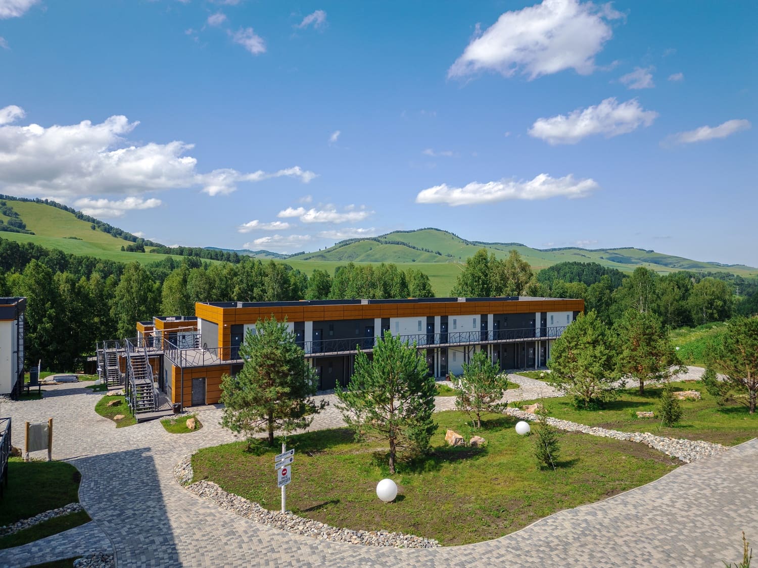 Отель 3* «СредиГор»